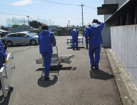 【画像】【警戒レベル４】止水板を設置箇所に配備