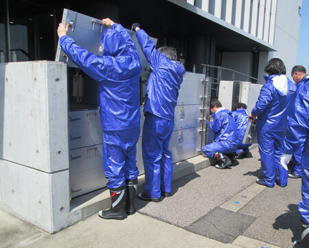 【画像】【警戒レベル４】手順に従い速やかに止水板を設置